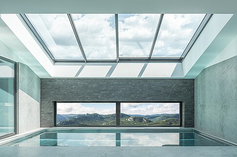 Axaar Dachflächenfenster über Indoor-Pool für angenehmes Tageslicht