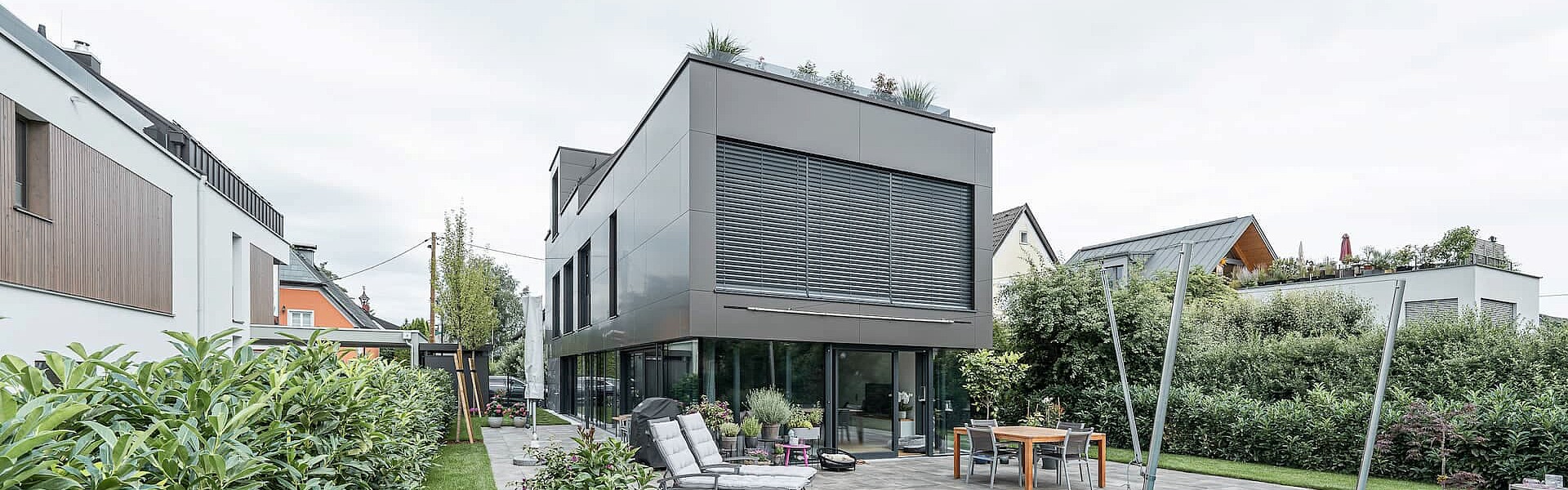 Sliderbild der Fassade eines Einfamilienhauses in Salzburg
